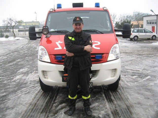 W powiatowej komendzie pracuje 50 osób, z czego większość to zawodowi strażacy. - Lubię tą pracę i pomaganie innym - mówił Ireneusz Zabłocki, strażak od pięciu lat.