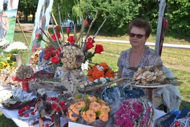 Hanna Czajkowska z Michałkowa w gm. Dobrzyń nad Wisłą jest już na emeryturze, ale wcale nie zwolniła tempa życia. Oddaje się rękodzielniczej pasji, zamieniając zupełnie niepotrzebne rzeczy w niebanalne ozdoby. - Trzy lata temu wzięłam udział w warsztatach rękodzielniczych, które odbywały się na naszym Uniwersytecie Trzeciego Wieku w Dobrzyniu nad Wisłą – opowiada Hanna Czajkowska. – Prowadziła je nasza koleżanka Zofia Składanowska. Uczestniczyło w nich kilkanaście osób, ale tylko ja złapałam tego bakcyla. Tak mnie to wciągnęło, że zajmuję się tym do tej pory. Pani Hanna robi wszelkiego rodzaju ozdoby, począwszy od kwiatów z bibuły poprzez maczugi z lawendy, które świetnie nadają się do szaf i bieliźniarek po biżuterię z … suszonych ziemniaków. Inspiracje czerpie z przyrody i nie potrafi przejść obojętnie obok korzenia olszyny czy brzozowej kory. Wszystko staje się naturalnym budulcem, a w jej rękach zyskuje nowe życie.Więcej w najbliższym wydaniu 'Tygodnika Lipnowskiego".