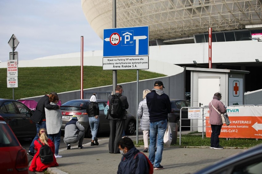 Kolejka do punktu pobrań wymazów do testu na koronawirusa...