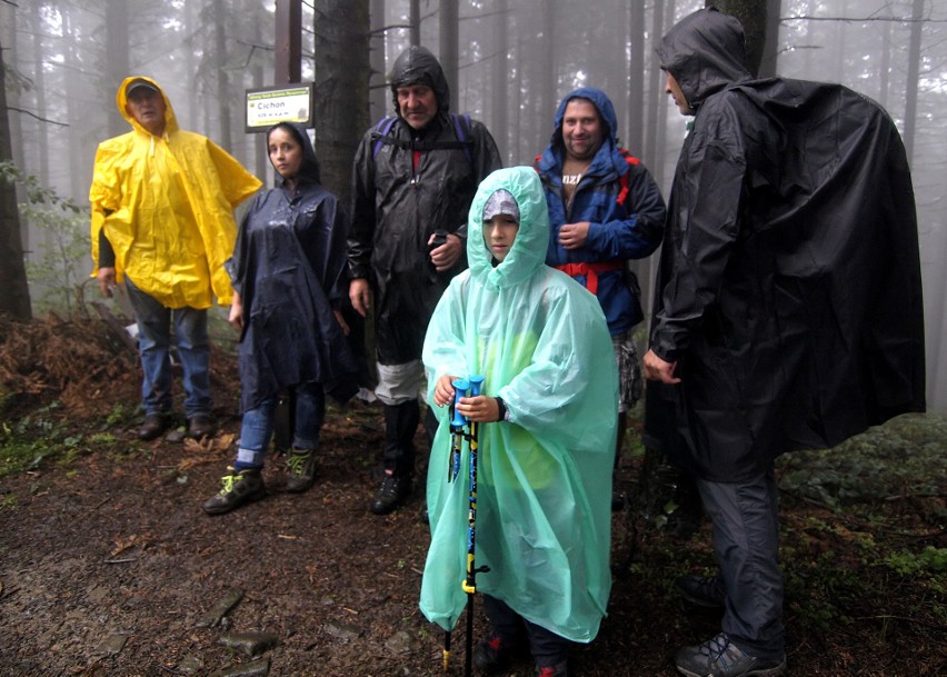 Odkryj Beskid Wyspowy. Mimo deszczu, wiatru i zimna blisko trzystu turystów pokonało Mogielicę