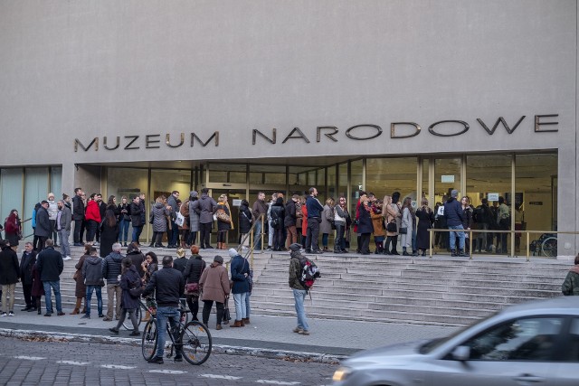 Fani malarstwa Zdzisława Beksiński cierpliwie czekali w kolejce na wejście do Muzeum Narodowego.