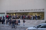 Tłumy pod Muzeum Narodowym. Poznaniacy chcieli zobaczyć obrazy Zdzisława Beksińskiego