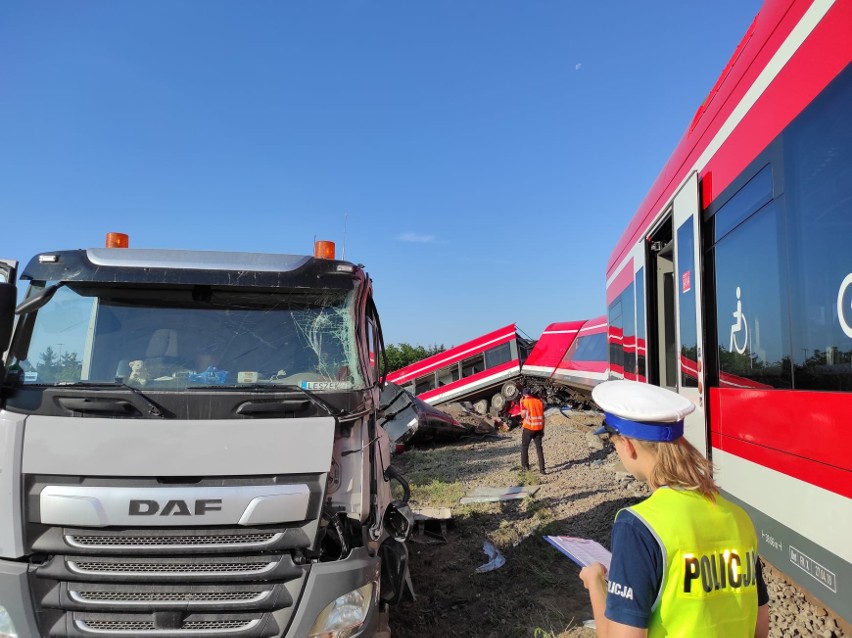 Zderzenie ciężarówki z pociągiem relacji Szczecin - Berlin w Kołbaskowie. Są poszkodowani. ZDJĘCIA