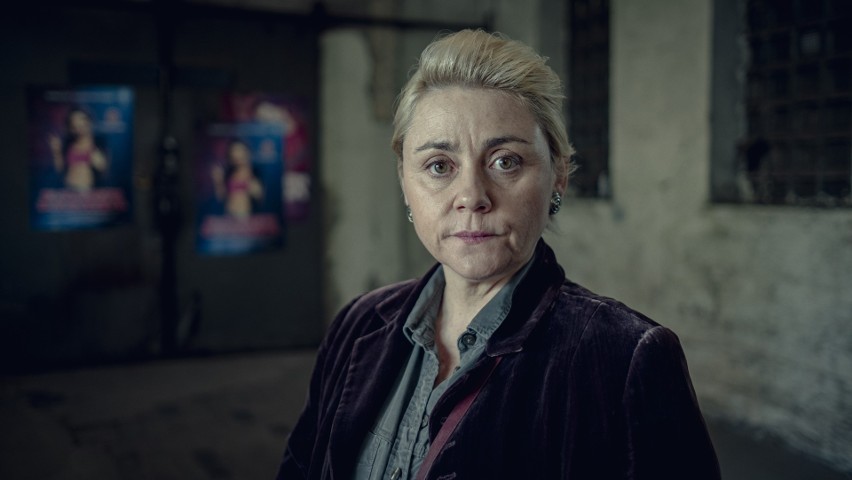 "Królowa" [RECENZJA]. Fantastyczny Andrzej Seweryn bawi się rolą, chociaż scenariusz mocno wiąże mu ręce. Oceniamy nowy serial Netflix!