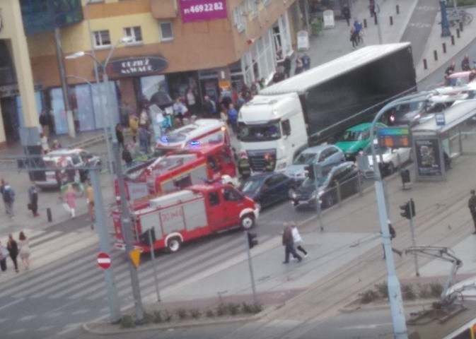 Wypadek w centrum Szczecina. Motocykl wpadł pod ciężarówkę