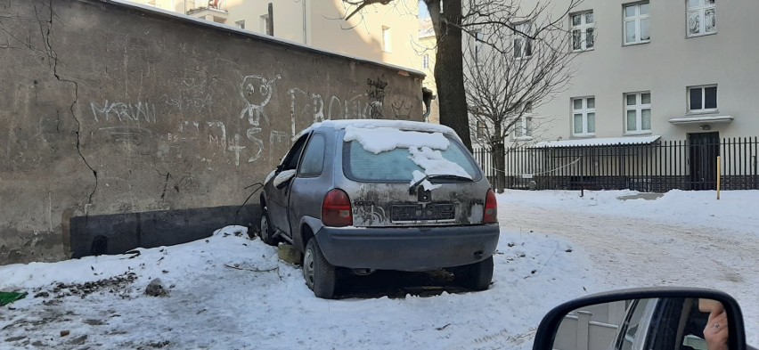 Bezdomny szukał schronienia we wraku samochodu. Zaklinowane...