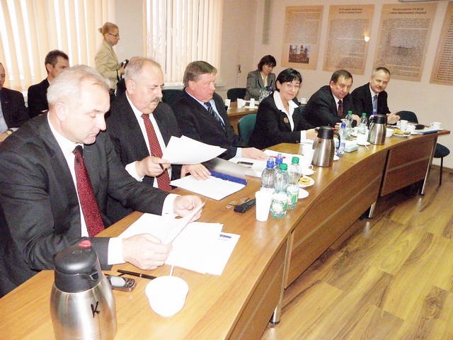 Członkowie nowego zarządu powiatu. Drugi od lewej to Włodzimierz Figas.