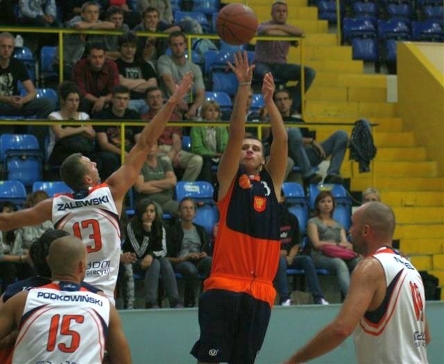 Jakub Lewandowski (rzuca) był najskuteczniejszym koszykarzem UMKS Kielce w Memoriale Jana Kmiecika, rzucił w sumie 31 punktów.