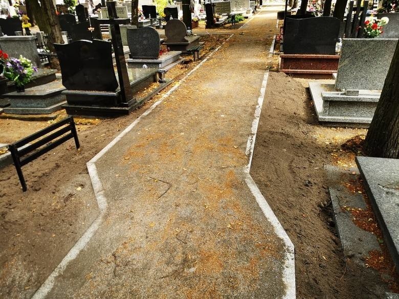 Nowe alejki na cmentarzu przy ulicy Wybickiego znajdują się...