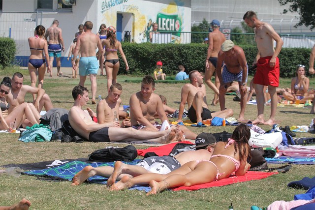 Wrocławianie opalają się na kąpielisku Glinianki w pobliżu ul. Kosmonautów, zdjęcie ilustracyjne