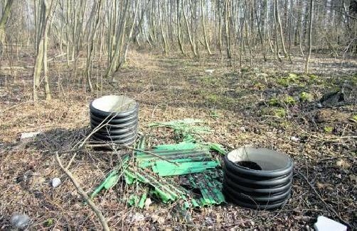 Dzikie wysypiska śmieci można znaleźć w wielu lasach naszego regionu. Te, które widać na zdjęciu, zobaczyliśmy w słupskim Lasku Południowym