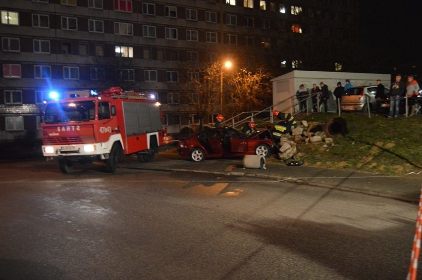 Wypadek w Jastrzębiu: Wjechał BMW w studzienkę