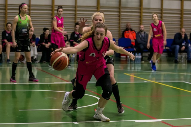 Koszykarki AZS PK (różowe stroje) są już w gronie ośmiu najlepszych drużyn w I lidze kobiet