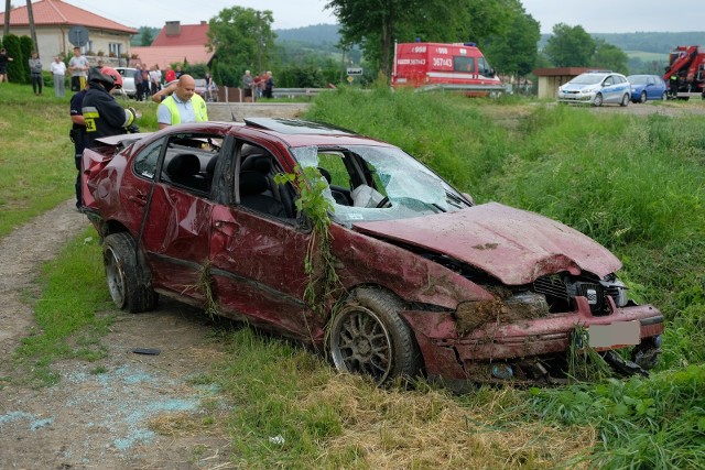 Do wypadku doszło w niedzielę na drodze wojewódzkiej nr 884 w Ruszelczycach w powiecie przemyskim.- Kierujący seatem, 21-letni mieszkaniec pow. przemyskiego jadąc w kierunku Dynowa najprawdopodobniej zasnął za kierownicą i zjechał z drogi - powiedziała mł. asp. Marta Fac z Komendy Miejskiej Policji w Przemyślu.21-latek jechał sam, pogotowie ratunkowe przetransportowało go do szpitala. Młody mężczyzna był trzeźwy.ZOBACZ TEŻ: Samochód dachował. W środku 4 kobiety