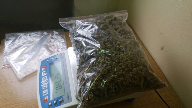 Policjanci zabezpieczyli ponad 2,6 kg suszu roślinnego w postaci marihuany, a także blisko 210 gram metamfetaminy.