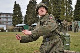 Na cyklicznym przeszkoleniu wojskowym rezerwiści uczą się strzelać z ostrej amunicji i rzucać granatem 