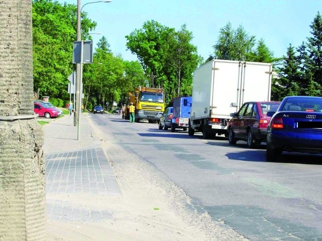 Robotników na ul. 11 Listopada możemy spotkać w dwóch miejscach. Ruchem kierują tam panowie w żółtych kamizelkach. Dla kierowców oznacza to niestety co najmniej kilka minut w korku.