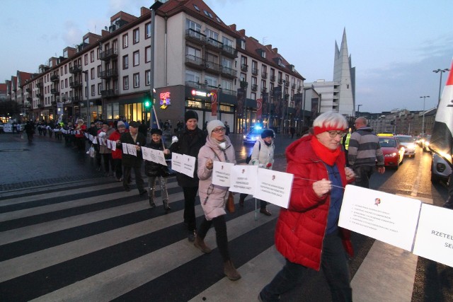 Kobiety zablokowały ul. Kazimierza Wielkiego na 10 minut. Głośno manifestowały swoje postulaty. Później przeniosły się pod Pręgierz