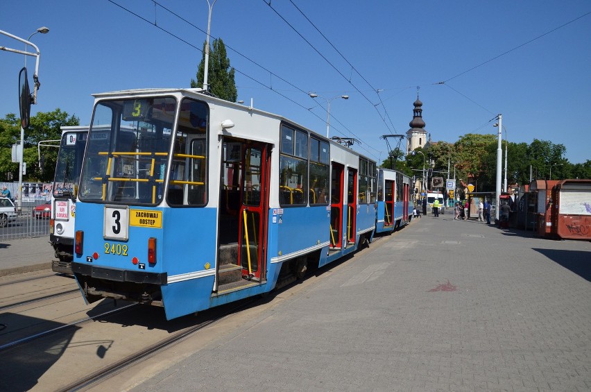 Wykolejenie tramwaju na pl. Wróblewskiego. Tramwaje jeździły objazdami (FILM, ZDJĘCIA)