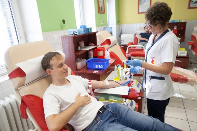 Około 20 lekarzy oddało dziś krew w Regionalnym Centrum Krwiodawstwa i Krwiolecznictwa w Opolu. Część z nich wzięło urlopy w pracy. Na zdjęciu krew oddaje Konrad Rekucki.