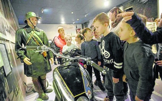 W czasie ferii pod okiem edukatora mali zwiedzający obejrzą interesującą wystawę „Między dwoma wojnami 1918- 1939”.