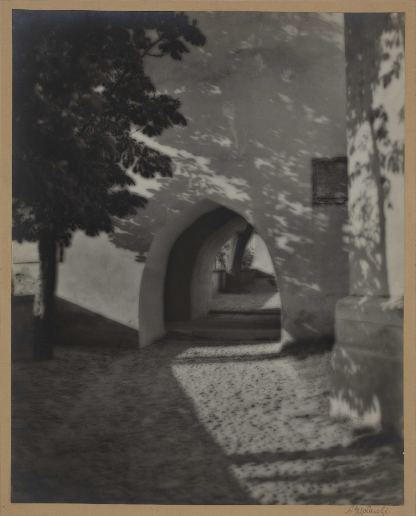 W murach klasztoru, brom, ok. 1933 r.