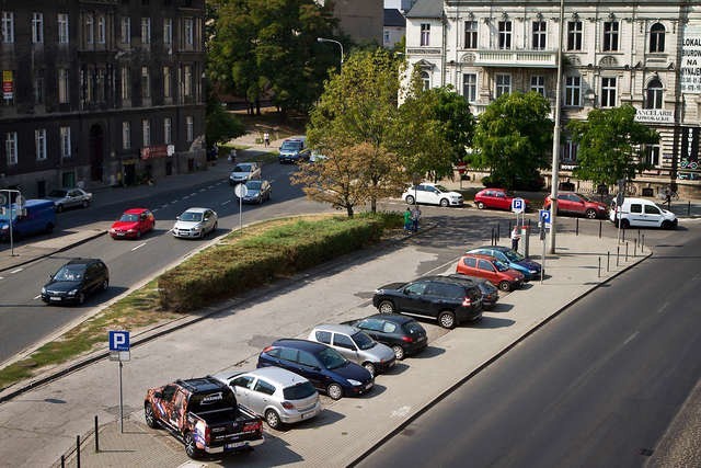 Z parkingu - usytuowanego na środku Nowego Rynku - nie ma oznakowanego przejścia przez jezdnię dla pieszych.