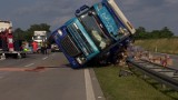 A4: Wypadek ciężarówki na autostradzie. Wysypały się gwoździe (wideo)