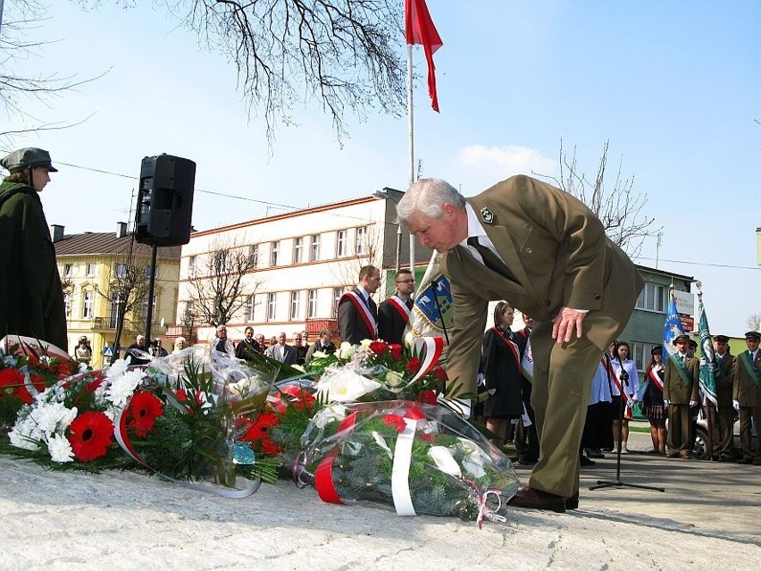 Składanie kwiatów przy pomniku katyńskim  w Żninie.