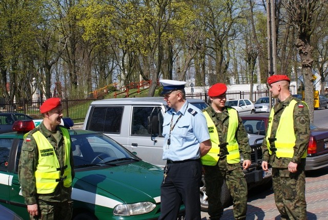 Służbę pełnili wspólnie policjanci i żandarmi.