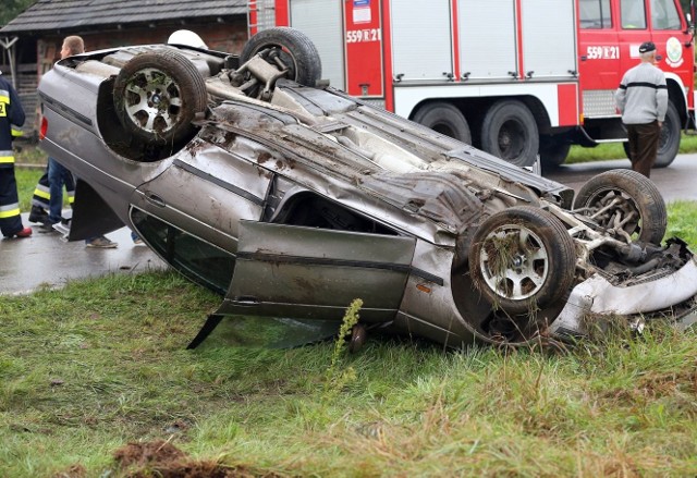 Po dachowaniu bmw z pijanym kierowcą zatrzymało się na poboczu drogi wojewódzkiej. Na szczęście nie doszło do zderzenia z innym pojazdem, ani z pieszym.