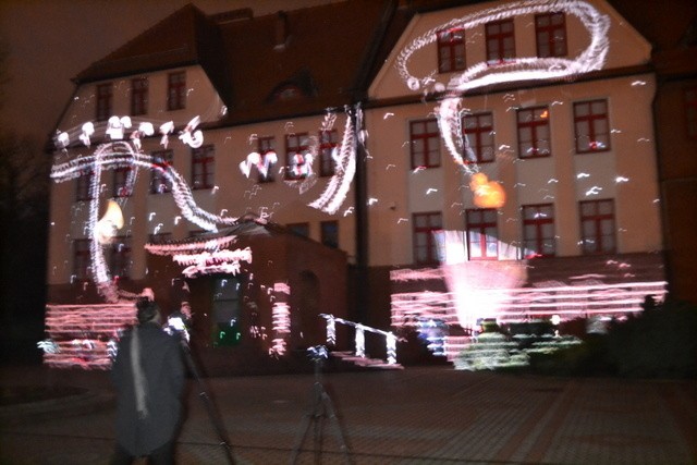 Pokaz mappingu na frontonie szkoły w Czernicy