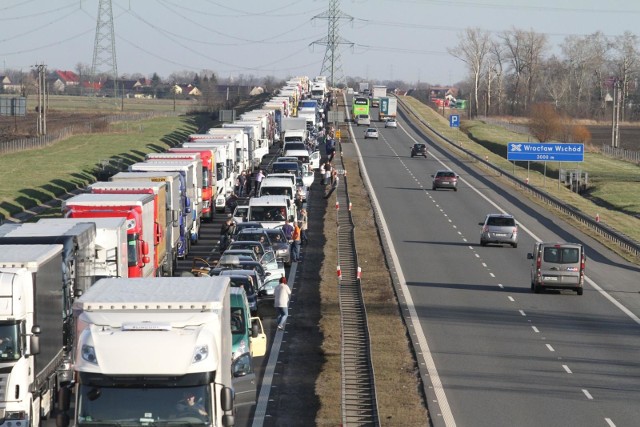 Nowy, elektroniczny system poboru opłat, który miał ruszyć 3 listopada 2018 i objąć samochody osobowe na płatnych autostradach, nie wystartuje w tym terminie.