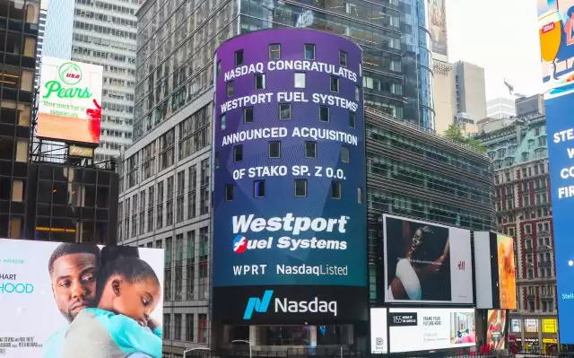 Zdjęcie budynku giełdy NASDAQ na Times Square w Nowym Jorku z informacją i gratulacjami dla Westport Fuel Systems z okazji przejęcia firmy STAKO