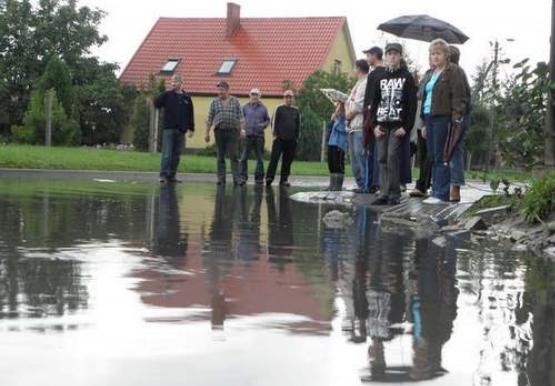 W tym miejscu niemal przez cały czas stoi wielka woda. Powiększa się po deszczu. Ostatnio prawie nigdy nie wysycha. 