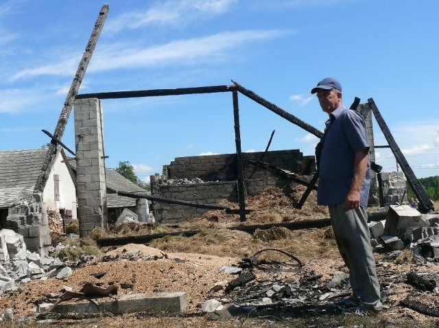 W niedzielę wieczorem w Zabrodach, w gminie Krasocin od uderzenia pioruna doszczętnie spłonęła stodoła Mariana Lichosika ze wszystkimi maszynami i płodami rolnymi w środku. W płomieniach zginęła też cielna jałówka.