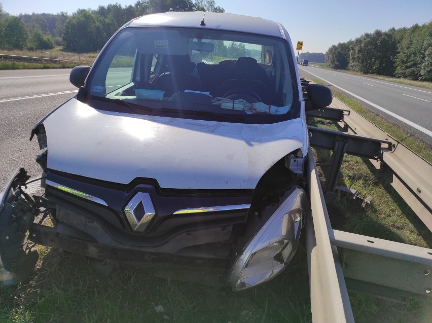 Kolizja dwóch samochodów na A4. Jedno auto wpadło w barierki