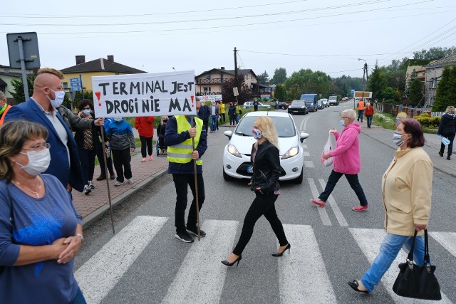 W poniedziałek 8 czerwca mieszkańcy Sławkowa przez godzinę blokowali przejazd ulicą Hrubieszowską Zobacz kolejne zdjęcia/plansze. Przesuwaj zdjęcia w prawo - naciśnij strzałkę lub przycisk NASTĘPNE