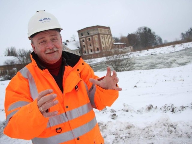 Bogdan Wójcik, główny inżynier projektu: - To okolice starego jazu na Nysie w rejonie Lewina Brzeskiego. Za 3 lata nie będzie po nim śladu, bowiem nowa konstrukcja zostanie przesunięta w inne miejsce. Rzeka zmieni też koryto.