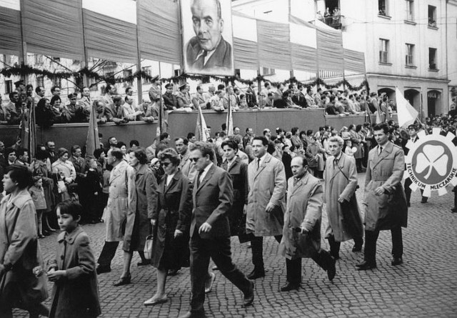 1962 r. Pochód 1-majowy maszeruje ulicą  Lipową. Trybuna znajdowała się przed kinem "Pokój&#8221;.