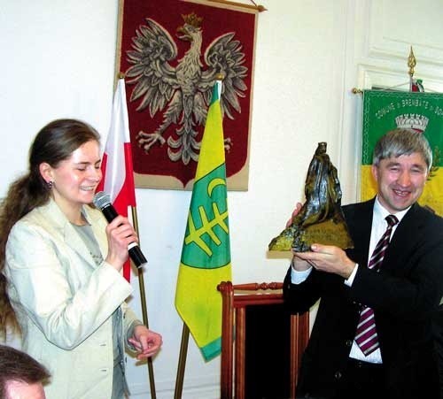Krzysztof Laska, wiceprzewodniczący Rady Miasta, pokazuje projekt pomnika ks. Anny Mazowieckiej. Obok jego autorka Miłosława Skoczek