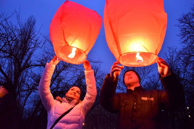 Dziś walentynki. Inowrocławianie świętowali już w niedzielne popołudnie. Tłumnie przybyli na mostek w Solankach, by wziąć udział w „Walentynkach Do Nieba”. Teraz prenumerata cyfrowa tańsza o połowę!Zakochani wypuścili setki kolorowych lampionów. Była to już szósta impreza, której inicjatorem jest Przemysław Woltman. W tym roku wsparli go: Fabryka Kultury, Młodzieżowa Rada Miejska Inowrocławia, Kujawskie Centrum Kultury oraz Ośrodek Sportu i Rekreacji. Więcej zdjęć z tej kolorowej imprezy na www.pomorska.pl/inowroclaw. Pogoda na dzień (14.02.2017) | KUJAWSKO-POMORSKIEŹródło: TVN Meteo Active/x-news