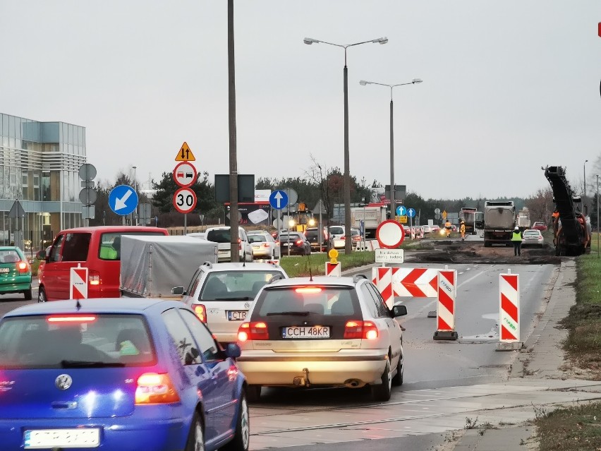 Trwają prace na ulicy Grudziądzkiej w Toruniu oraz na drodze...