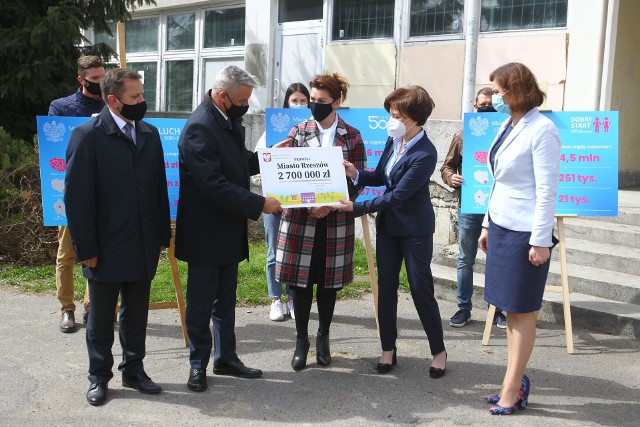 W konferencji prasowej wzięli udział: wojewoda podkarpacki Ewa Leniart (na zdj. pierwsza z prawej), minister minister Rodziny i Polityki Społecznej (druga z prawej), p.o. prezydenta Miasta Rzeszowa Marek Bajdak (drugi od lewej) oraz wójt gminy Trzebownisko Lesław Kuźniar (pierwszy z lewej).