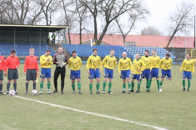 Lech Rypin (żółte koszulki) i Wda Świecie wiosną są niepokonani w 3. lidze