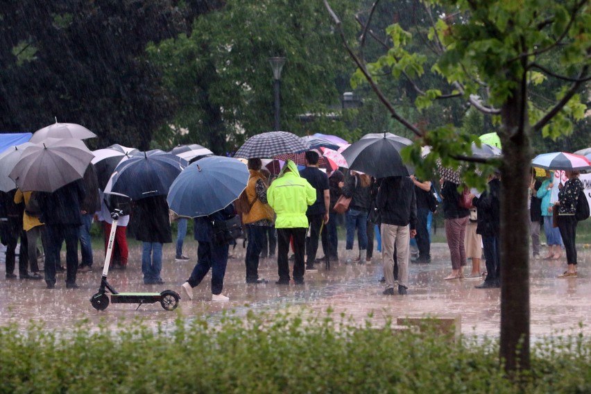 Manifestacja KOD na pl. Litewskim w strugach deszczu