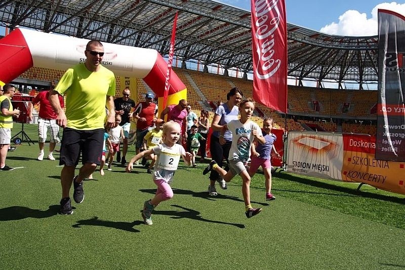 Dzieciaki miały do pokonania 400 albo 800 metrów, był też...