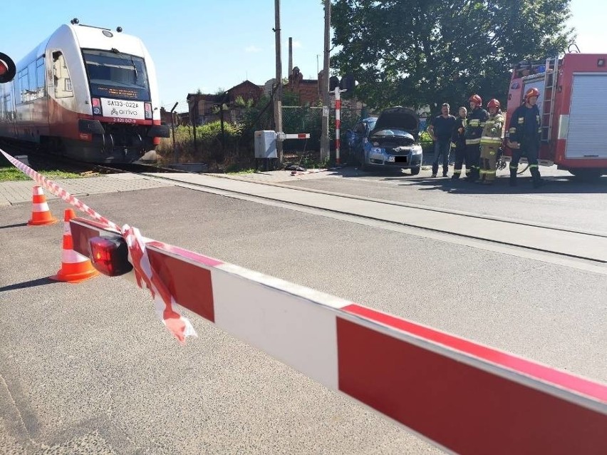 Pod nadjeżdżający pociąg wjechał kierujący skodą. Auto...