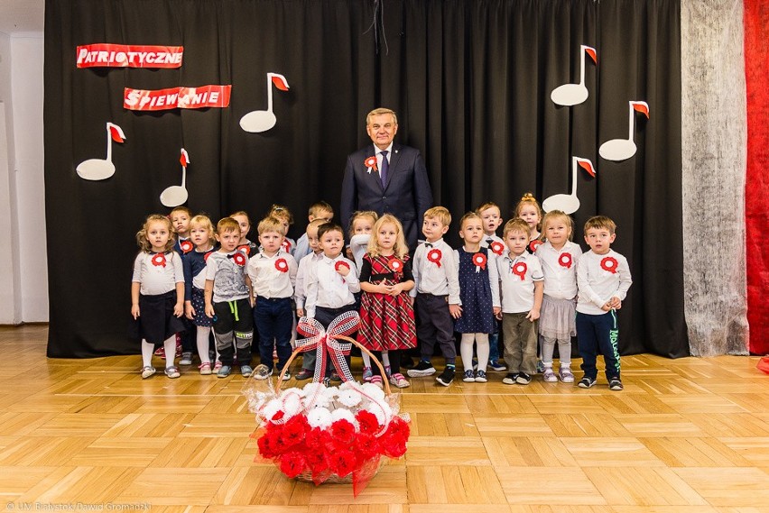 Święto Niepodległości. Przedszkolaki dostały flagi od Tadeusza Truskolaskiego [ZDJĘCIA]
