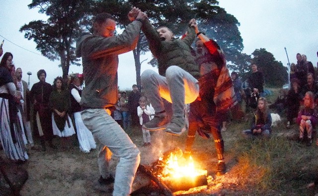 Koncerty, rytuał przesilenia, jarmark rozmaitości, warsztaty bębniarskie, joga i gimnastyka tybetańska – to tylko część atrakcji przygotowanych na najdłuższe dni w roku.Letnie przesilenie było impulsem do zorganizowania trzydniowej imprezy, która rozpoczęła się w piątek (19 czerwca) wieczorem w Cigacicach.  Najwięcej atrakcji zaplanowano na sobotę. Goście mogli poćwiczyć gimnastykę tybetańską, albo, pomimo pochmurnej pogody, wykonać rytuał powitania słońca. Wieczór rozpoczął się od koncertu zespołu Prababa, potem w magiczny nastrój wprowadziła swym śpiewem grupa Drewno. Na koniec DJ Hermaszewski zaprosił do etnopotańcówki.Na terenie Przystań Tu do niedzieli działać będzie strefa gastronomiczna. Poza stałą ofertą można skorzystać z menu Wegebundusa ze zdrowym, surowym jedzeniem, oraz rozgrzewającymi zupami azjatyckimi. Z kolei Fruit & Herb Elixirs oferuje świeżo wyciskanymi soki i koktajle.Do niedzieli czynny będzie także jarmark rozmaitości, z rękodziełem i instrumentami muzycznymi  (dunduny, bębny szamańskie, djembe i tank dumamy). Polecamy wideo: Noc Kupały – słowiańskie walentynkiWideo: TVN24